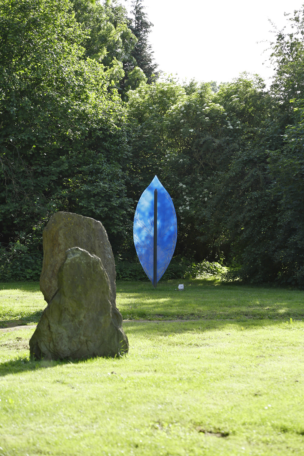 Blaue Skulptur im Park